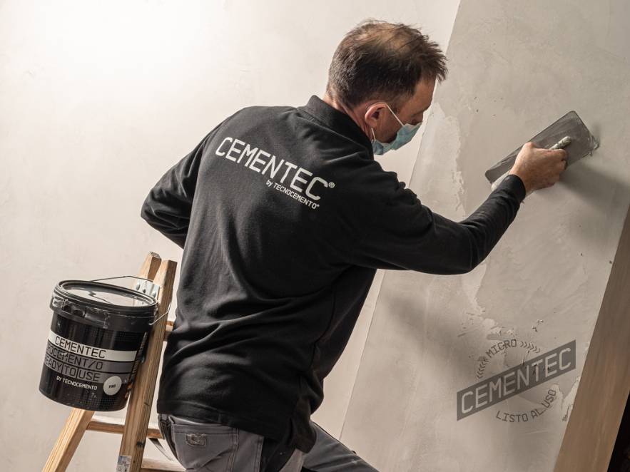 Detail of how to apply ready-to-use microcement with a smoothing by one of the Cementec microcement applicators.