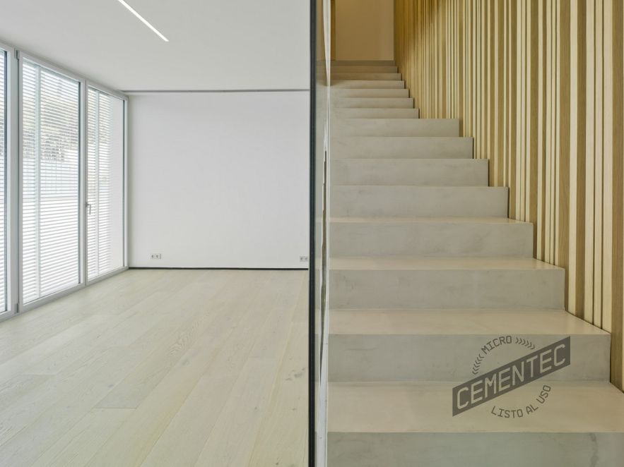 Interior moderno de casa privada de lujo. Escalera de madera con