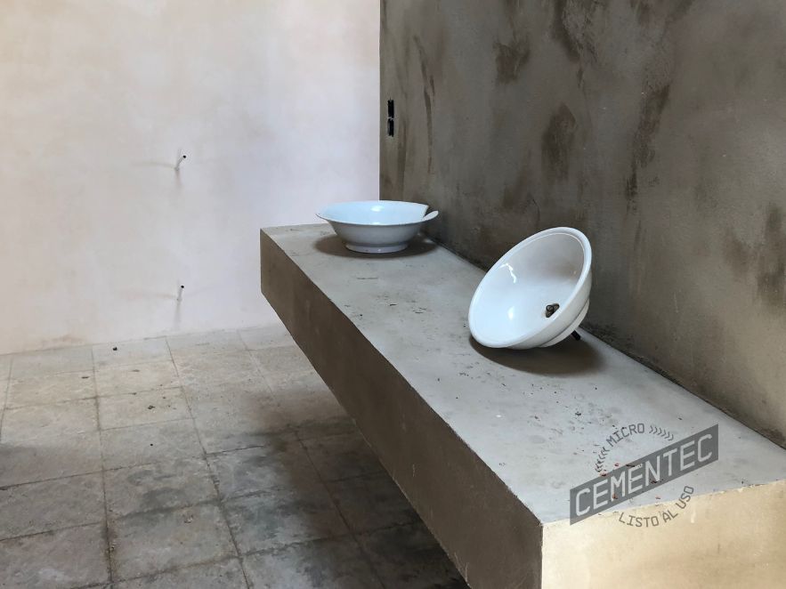 Washbasin covered with microcement base and where Cementec Consolidador epoxy primer has been applied.