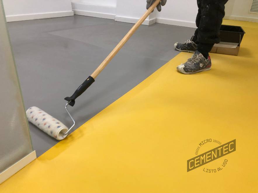 Application of ready-to-use microcement on the floor.