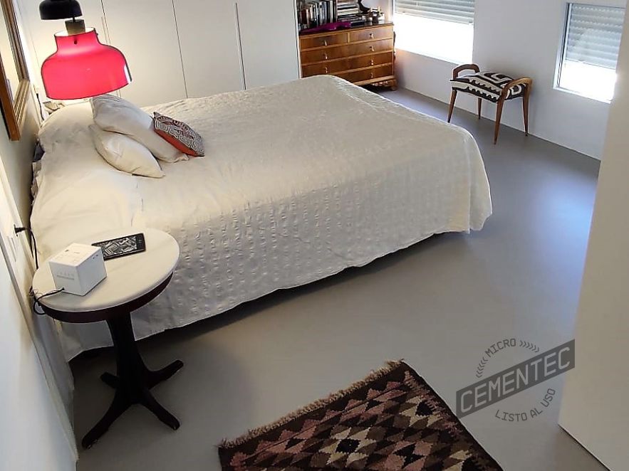 Proyecto de reforma con microcemento listo al uso en dormitorio, especialmente, en suelo.