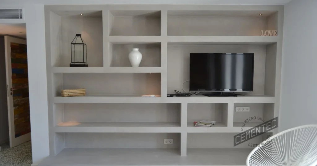 Mueble de TV de microcemento elaborado en obra con diversas lejas.